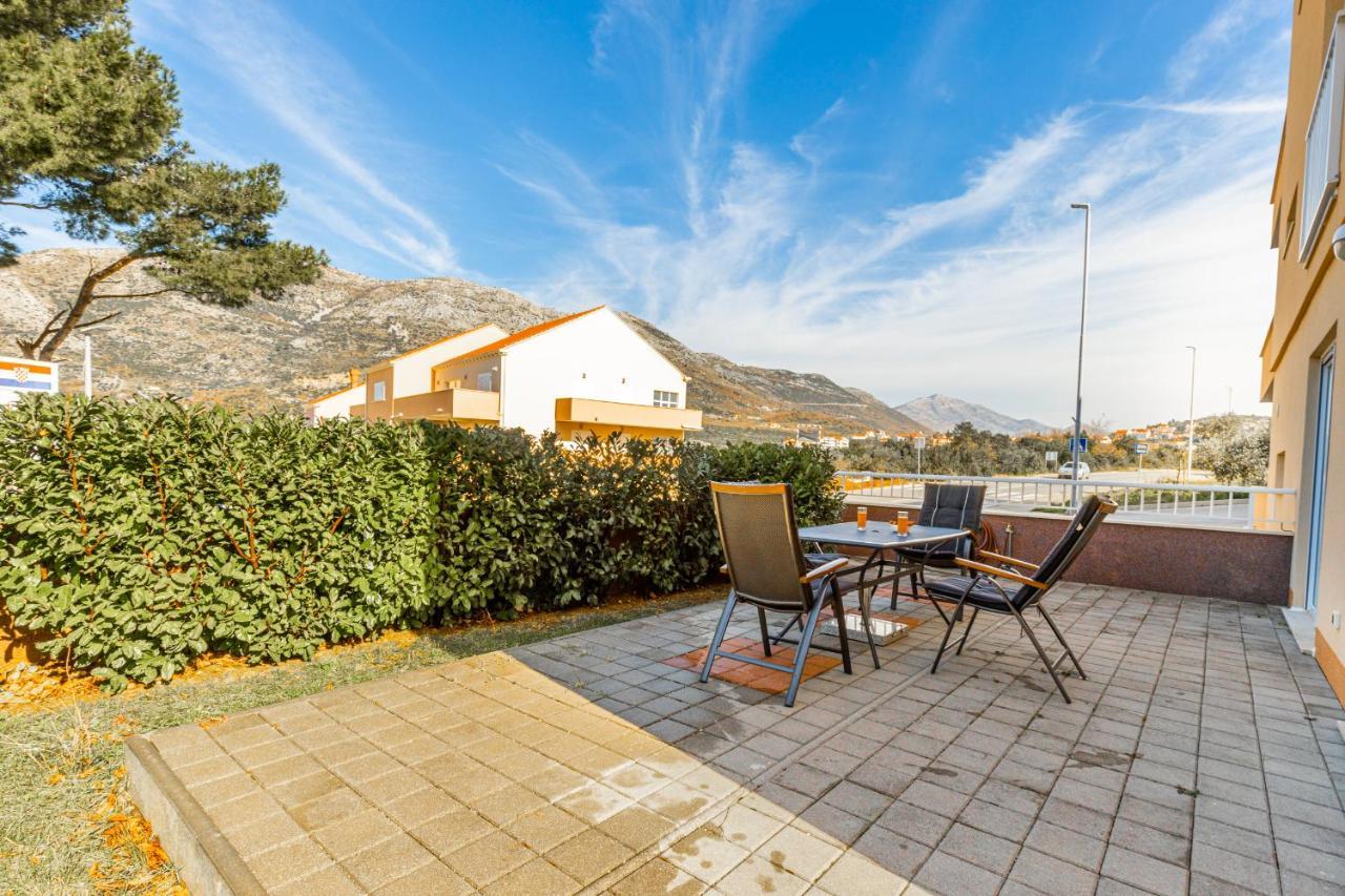 Spacious 2-Bedroom Apartment With Terrace And Parking 챠브타트 외부 사진