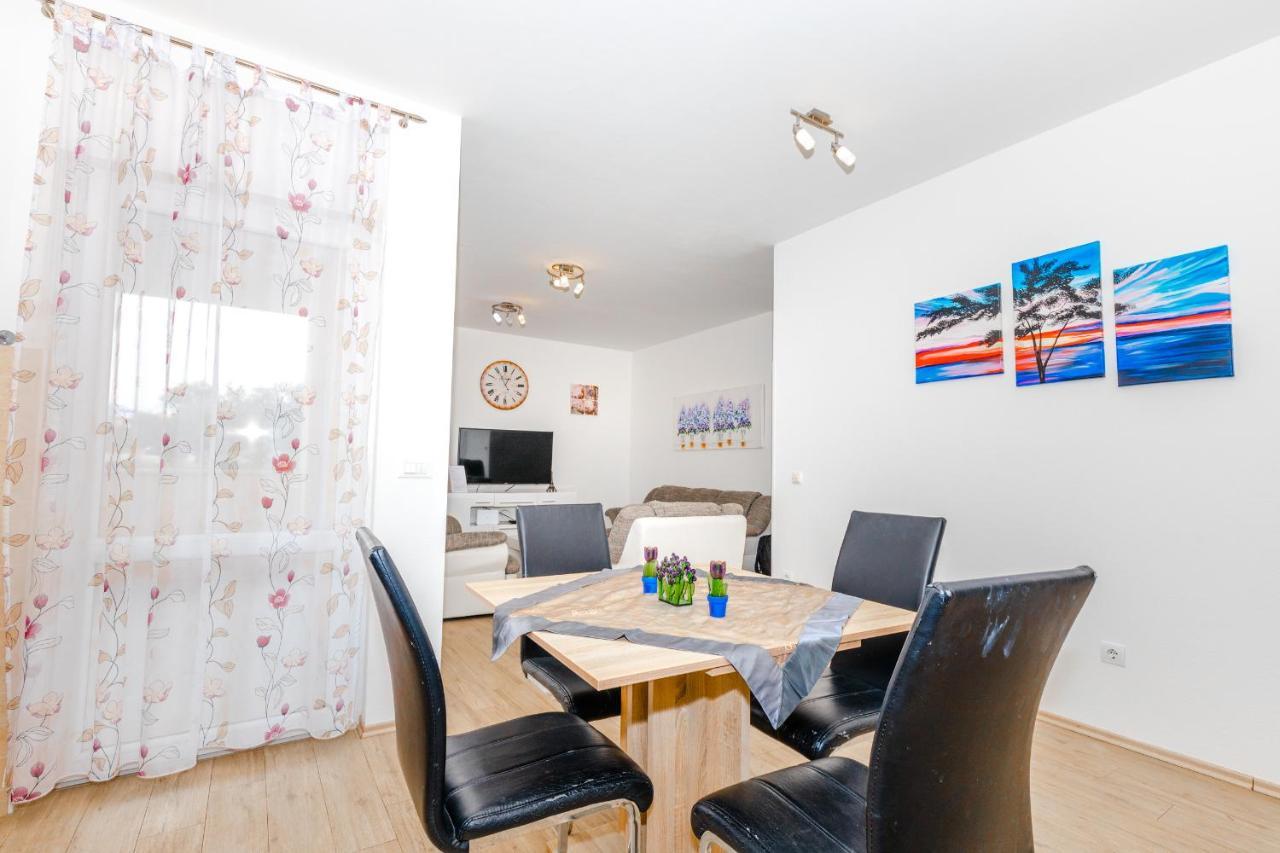 Spacious 2-Bedroom Apartment With Terrace And Parking 챠브타트 외부 사진