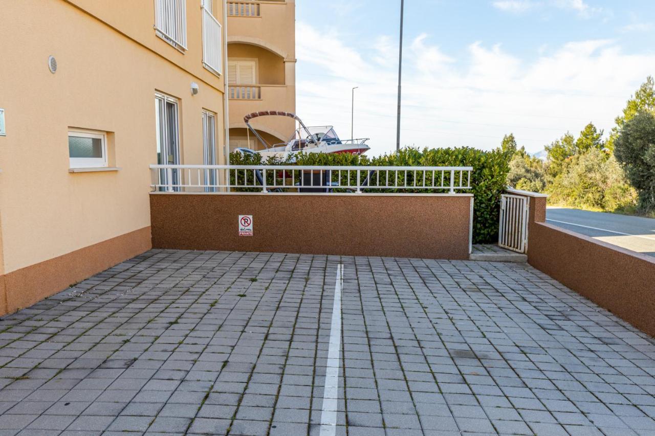 Spacious 2-Bedroom Apartment With Terrace And Parking 챠브타트 외부 사진