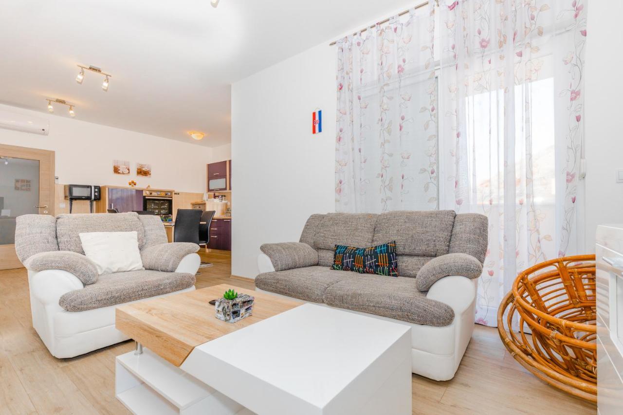 Spacious 2-Bedroom Apartment With Terrace And Parking 챠브타트 외부 사진