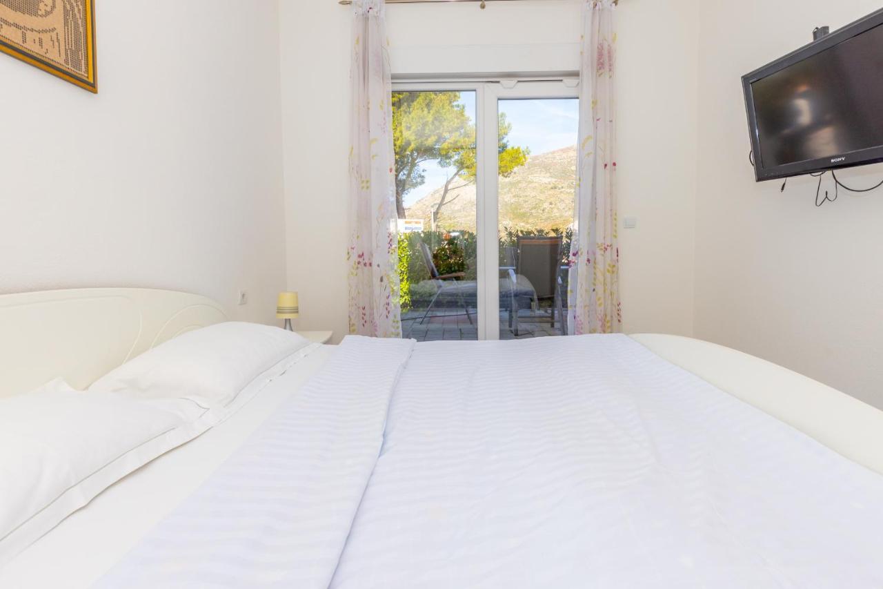 Spacious 2-Bedroom Apartment With Terrace And Parking 챠브타트 외부 사진