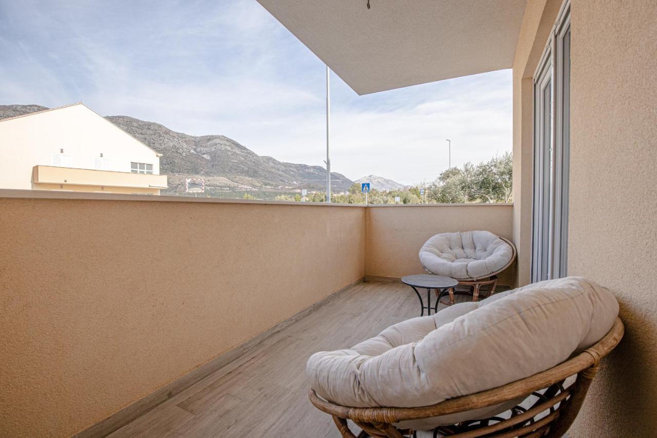 Spacious 2-Bedroom Apartment With Terrace And Parking 챠브타트 외부 사진