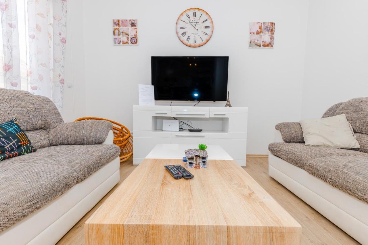 Spacious 2-Bedroom Apartment With Terrace And Parking 챠브타트 외부 사진