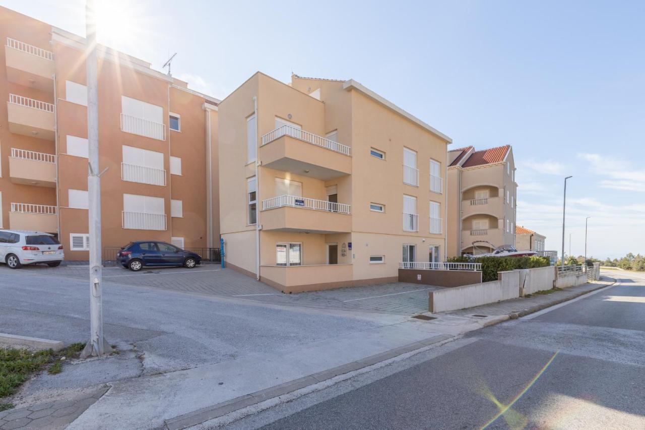 Spacious 2-Bedroom Apartment With Terrace And Parking 챠브타트 외부 사진
