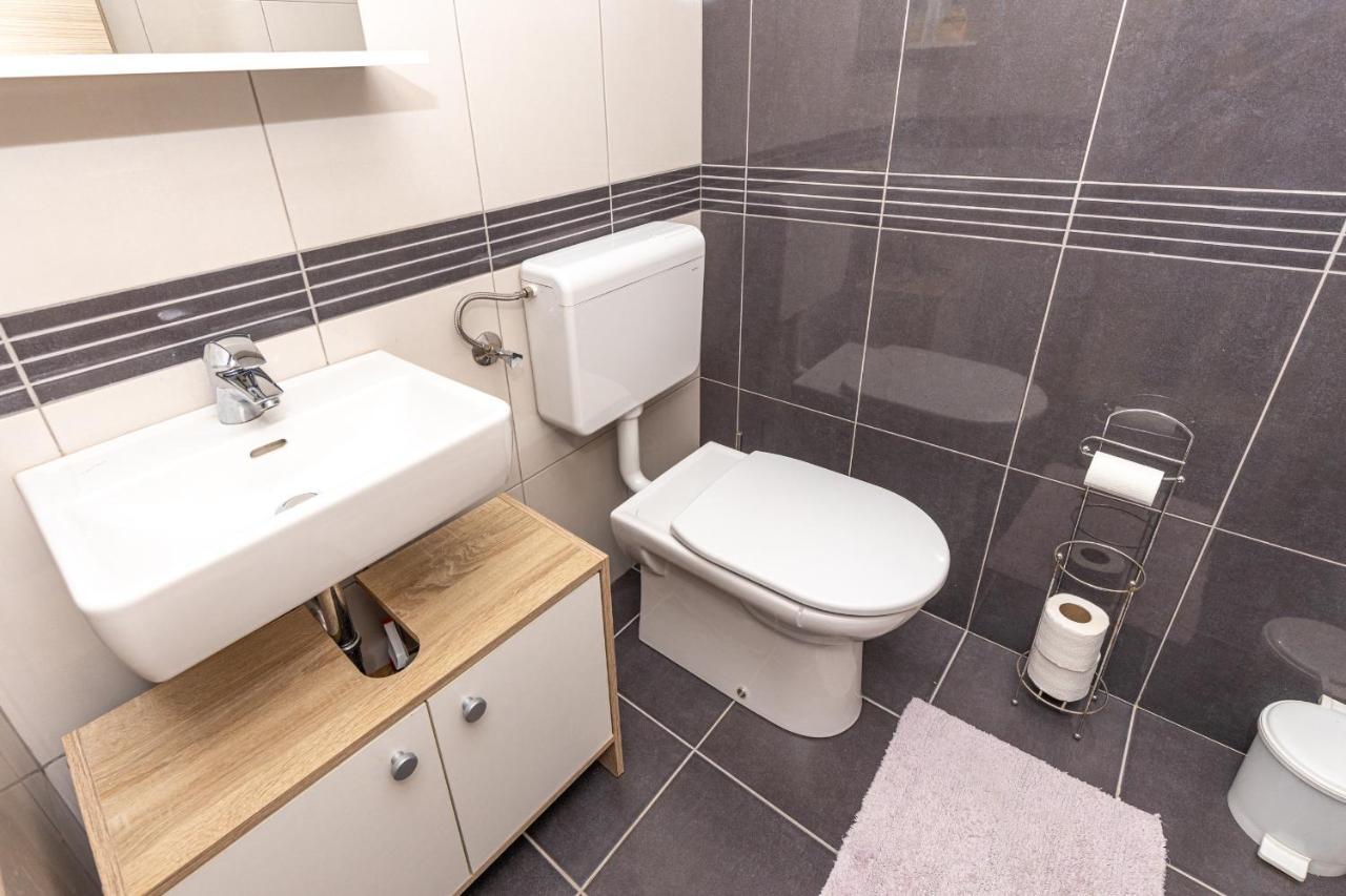 Spacious 2-Bedroom Apartment With Terrace And Parking 챠브타트 외부 사진