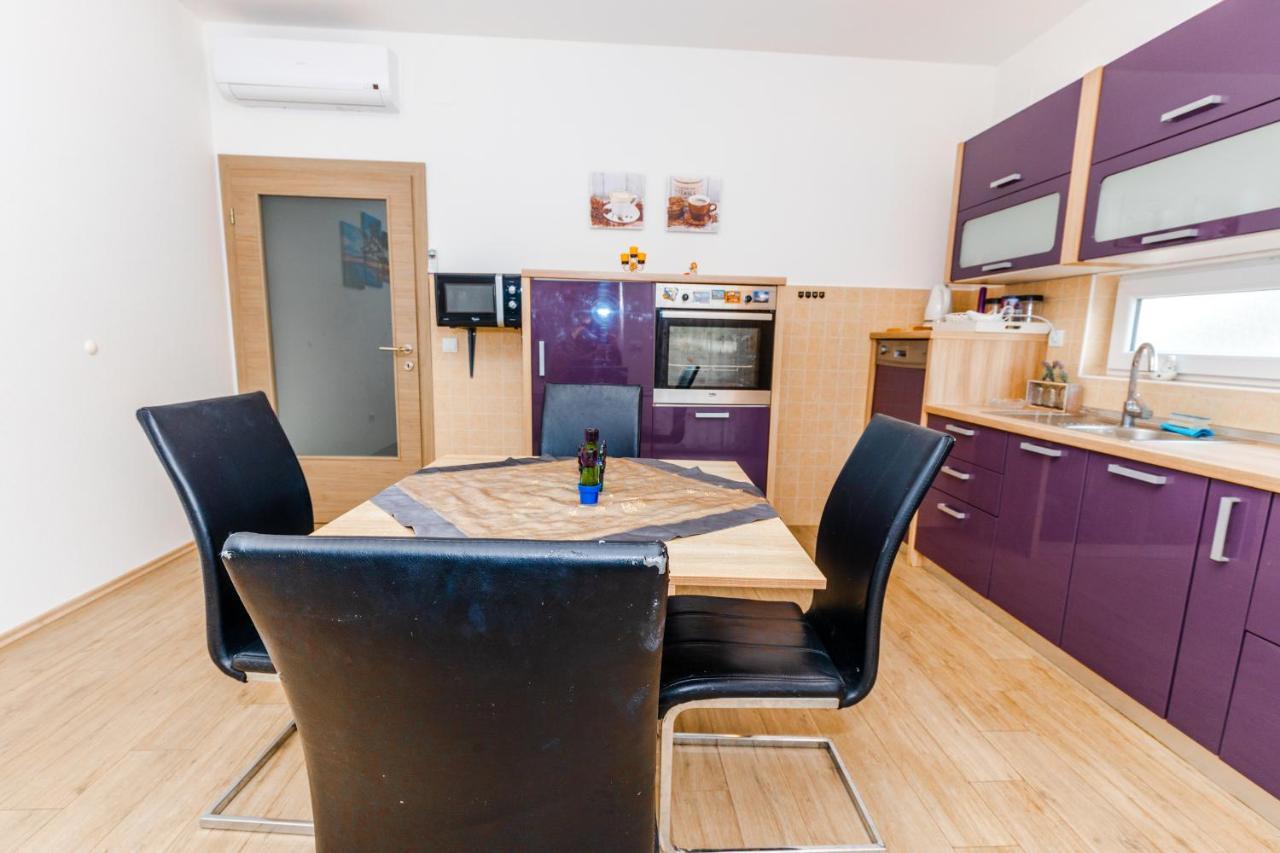 Spacious 2-Bedroom Apartment With Terrace And Parking 챠브타트 외부 사진