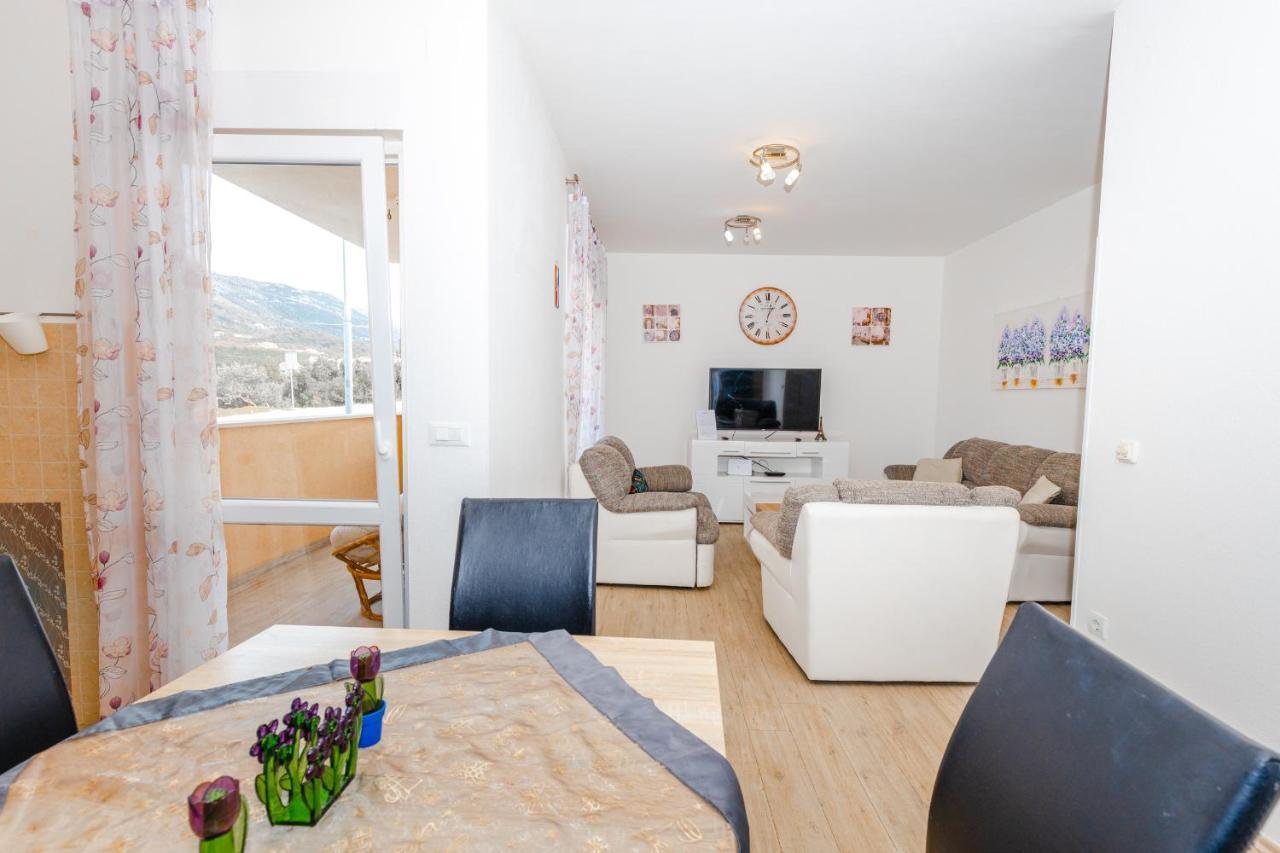 Spacious 2-Bedroom Apartment With Terrace And Parking 챠브타트 외부 사진