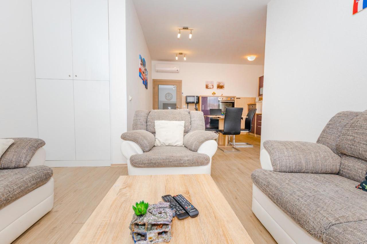 Spacious 2-Bedroom Apartment With Terrace And Parking 챠브타트 외부 사진